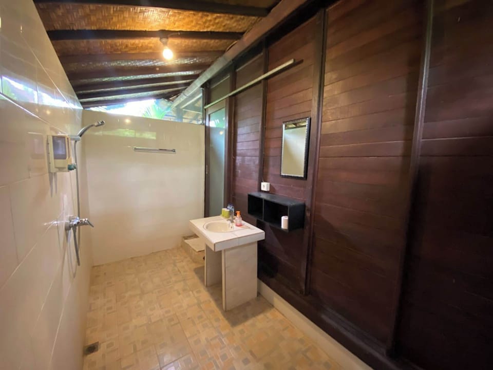 Bungalow | Bathroom | Shower, free toiletries, towels, soap