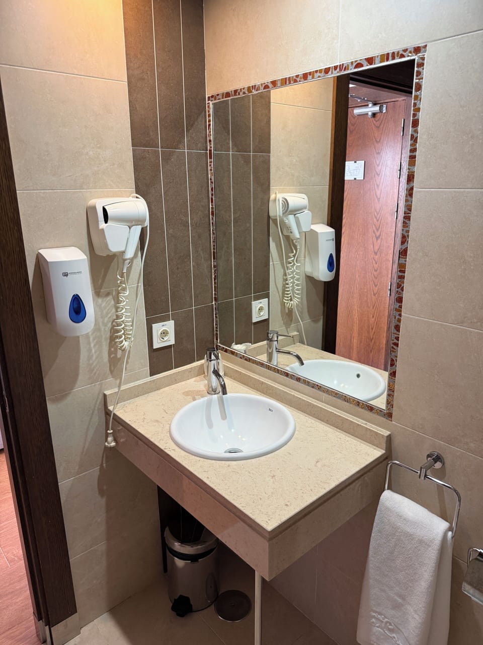 Twin Room | Bathroom | Shower, hair dryer, towels, soap