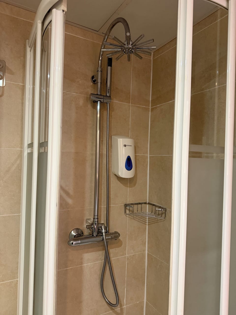 Triple Room, Multiple Beds, Non Smoking | Bathroom | Shower, hair dryer, towels, soap