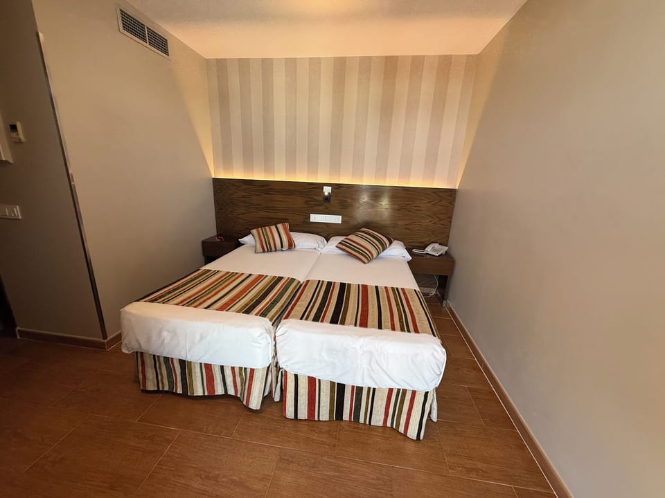 Twin Room | In-room safe, desk, laptop workspace, blackout drapes