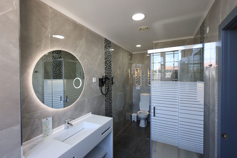 Premium Studio Suite, Private Bathroom | Bathroom | Free toiletries, towels, soap, shampoo