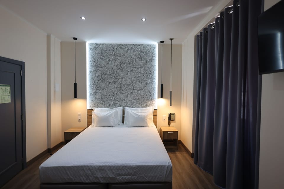 Deluxe Studio Suite, Private Bathroom | In-room safe, soundproofing, iron/ironing board, free WiFi