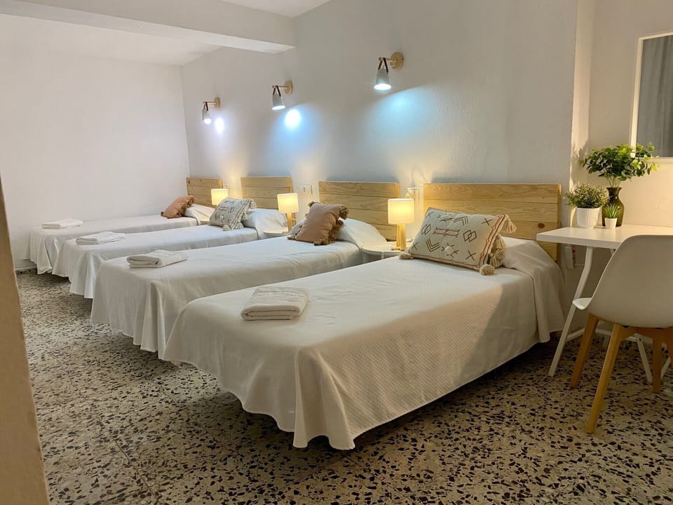 Quadruple Room | Desk, laptop workspace, free WiFi, bed sheets