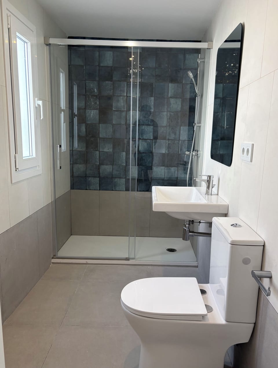 Deep soaking tub, towels