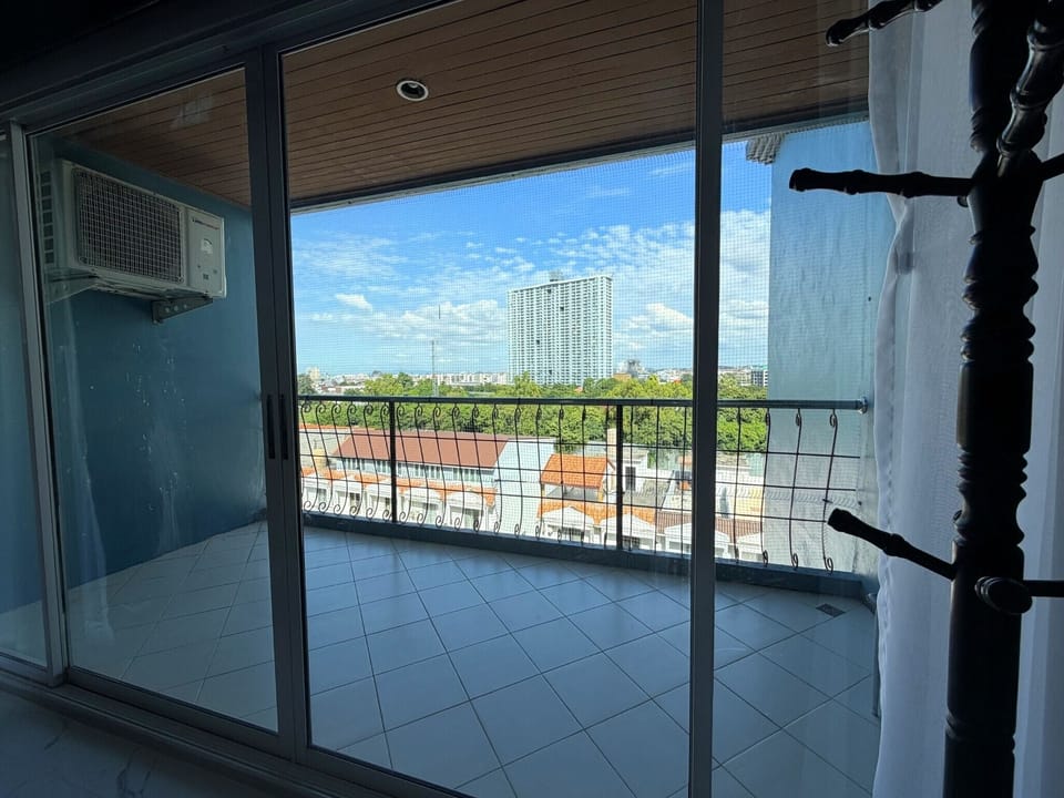 Condo, 1 Bedroom, Smoking, Balcony | Interior