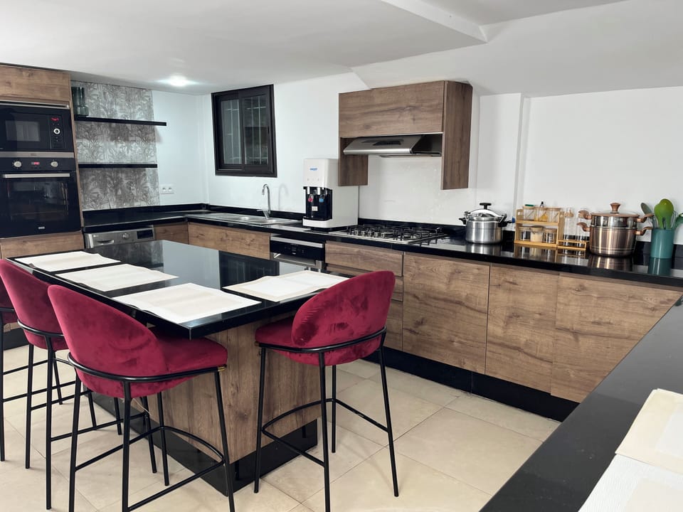 Deluxe Villa | Private kitchen | Full-size fridge, microwave, oven, stovetop