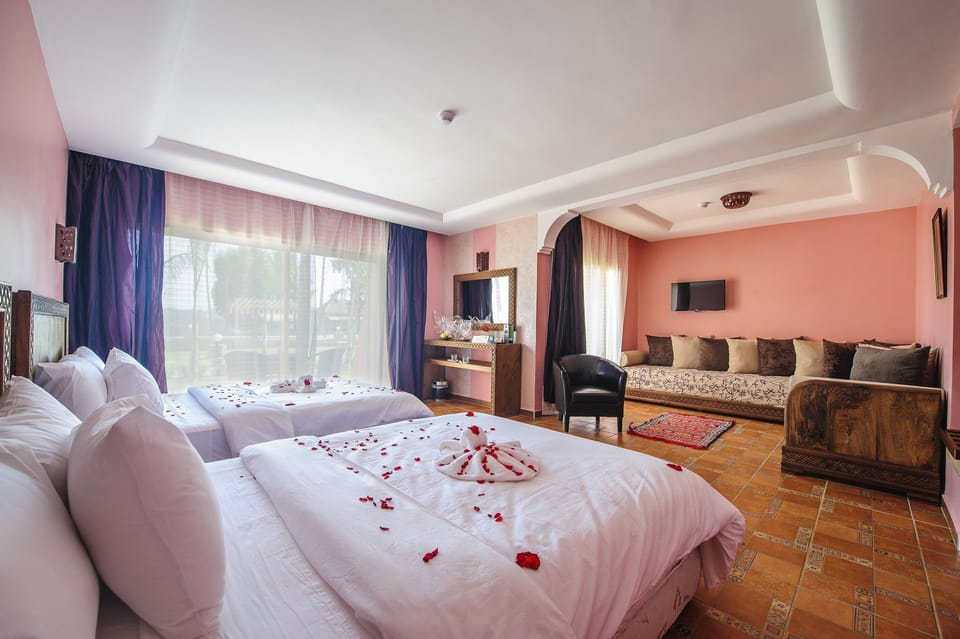 Junior Suite | Living area | 32-inch flat-screen TV with satellite channels, TV