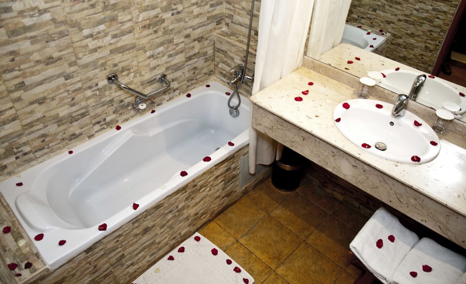 Panoramic Room | Bathroom | Free toiletries, hair dryer, towels