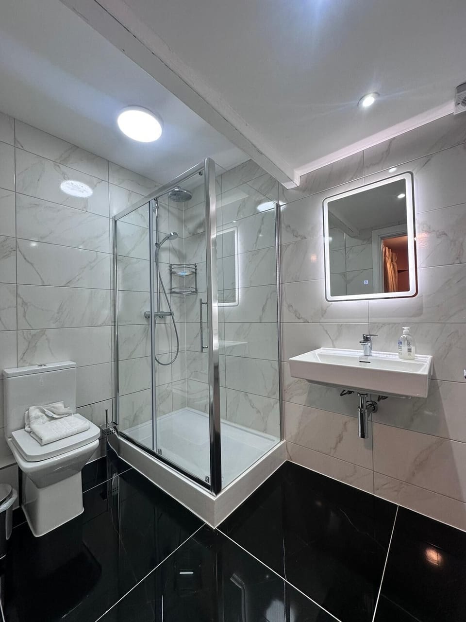 Standard Twin Room | Bathroom | Shower, towels
