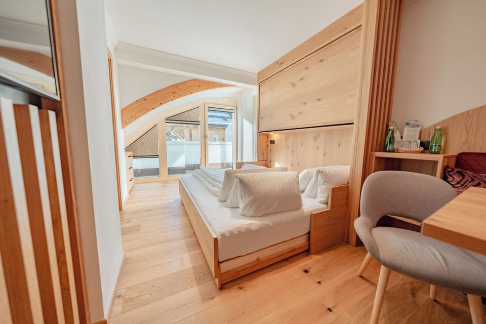 Grand Room | Premium bedding, down comforters, pillowtop beds, in-room safe