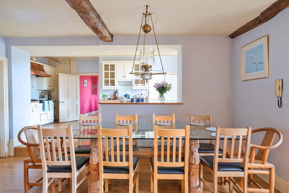 Old Ford House, Blandford: The breakfast table has seating for ten guests