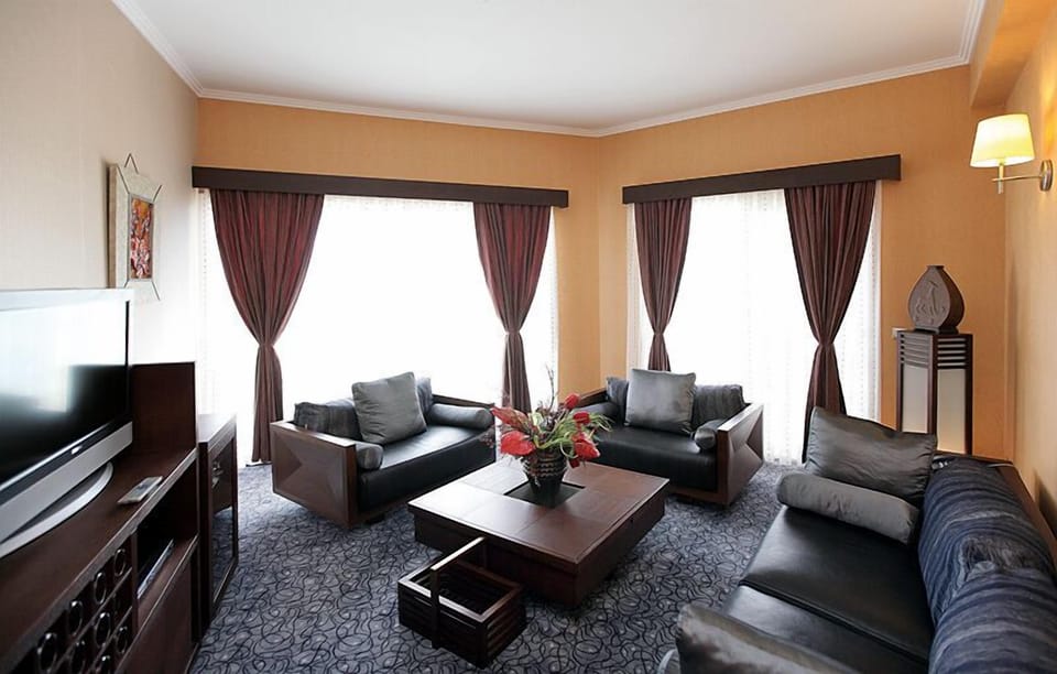 King Suite | Living area | LED TV, foosball, table tennis