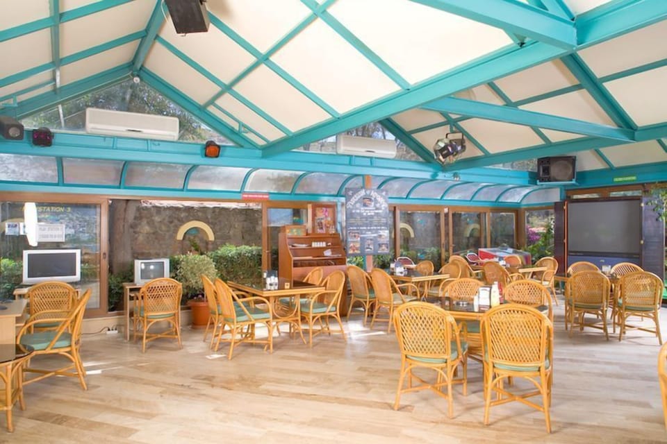 2 restaurants; breakfast, lunch, and dinner served