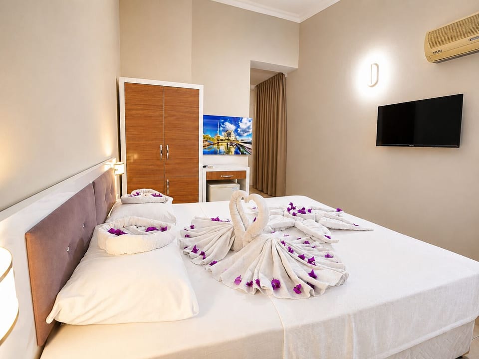 Standard Room | Egyptian cotton sheets, premium bedding, minibar, desk
