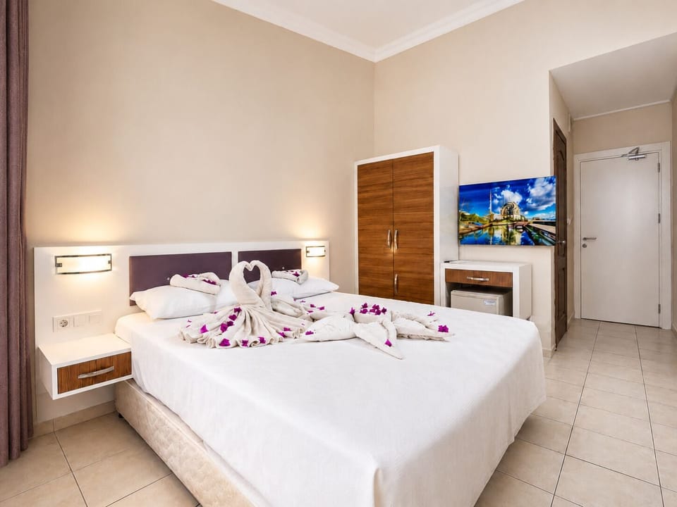 Standard Room | Egyptian cotton sheets, premium bedding, minibar, desk
