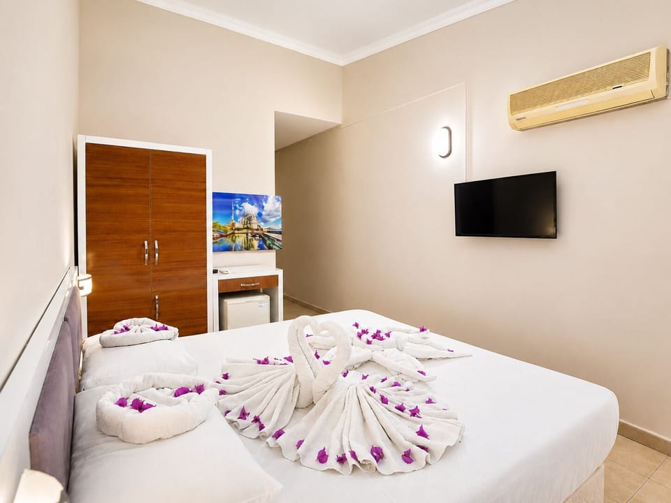 Standard Room | Egyptian cotton sheets, premium bedding, minibar, desk