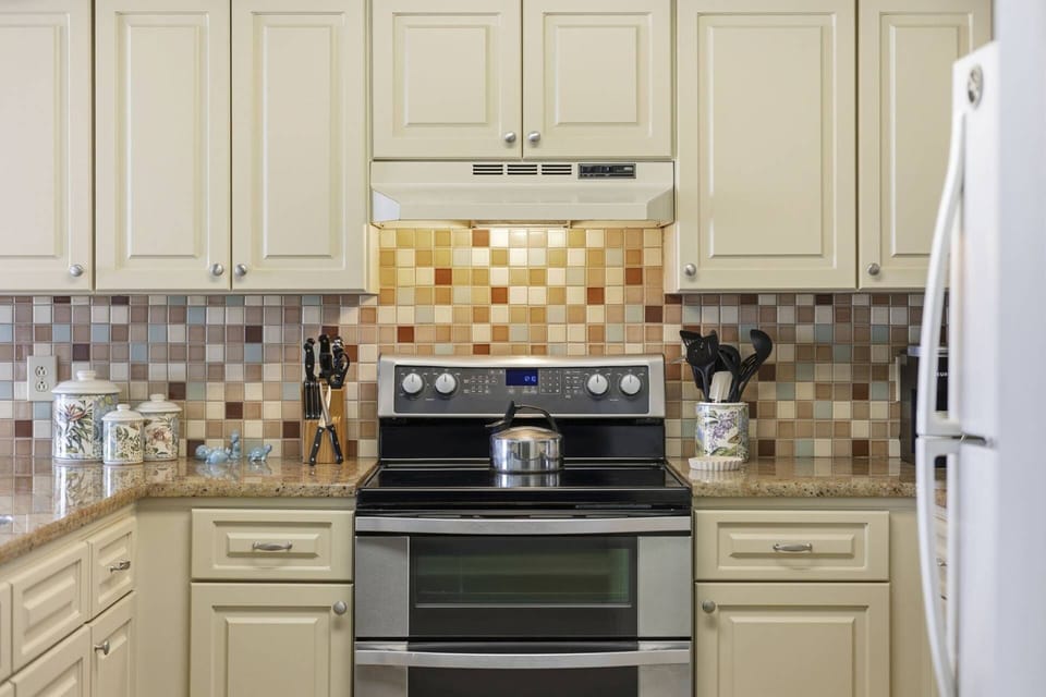 Kitchen with Full Size Appliances, Granite Countertops and Breakfast Bar