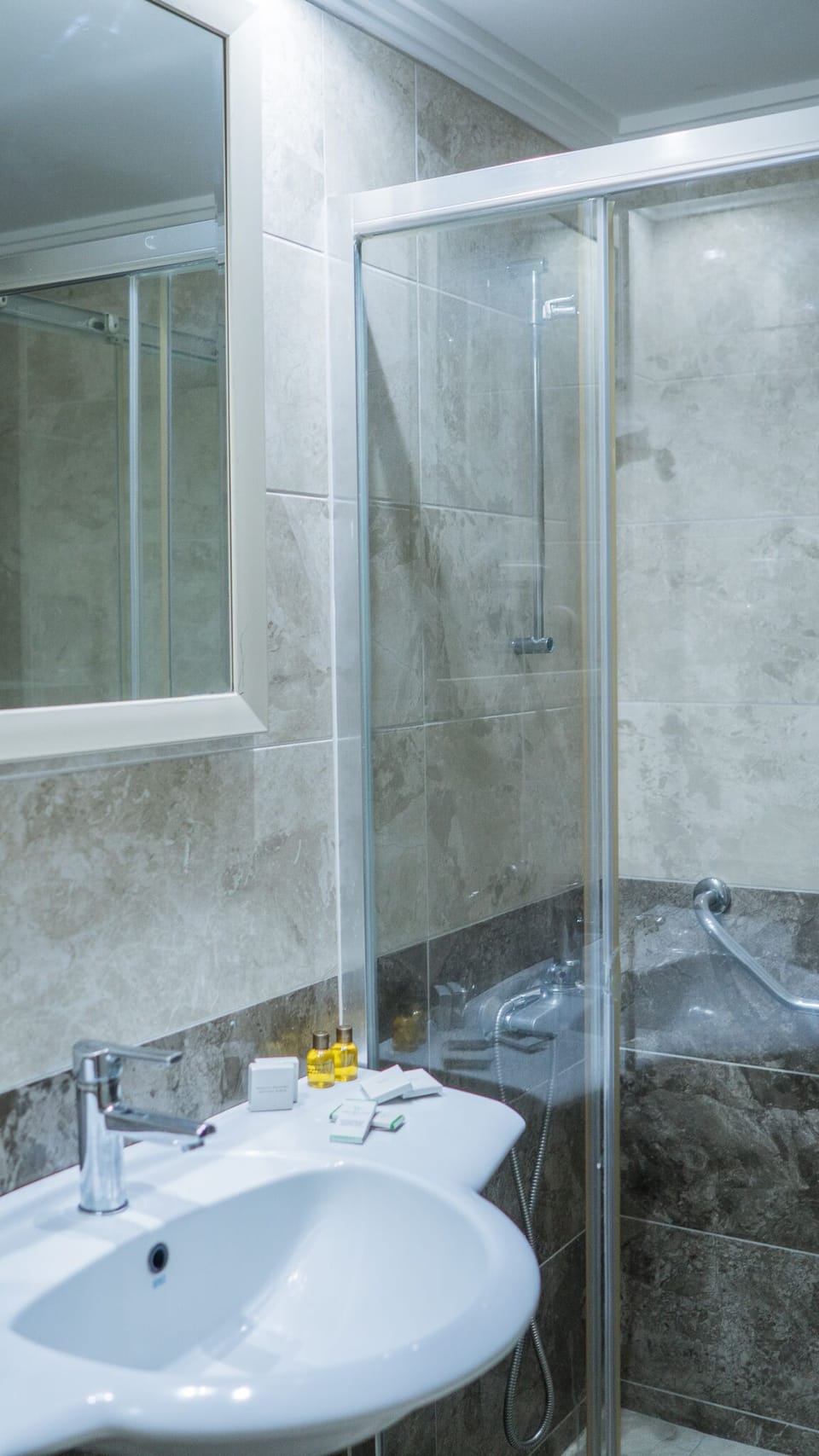 Standard Room | Bathroom | Shower, free toiletries, hair dryer, towels