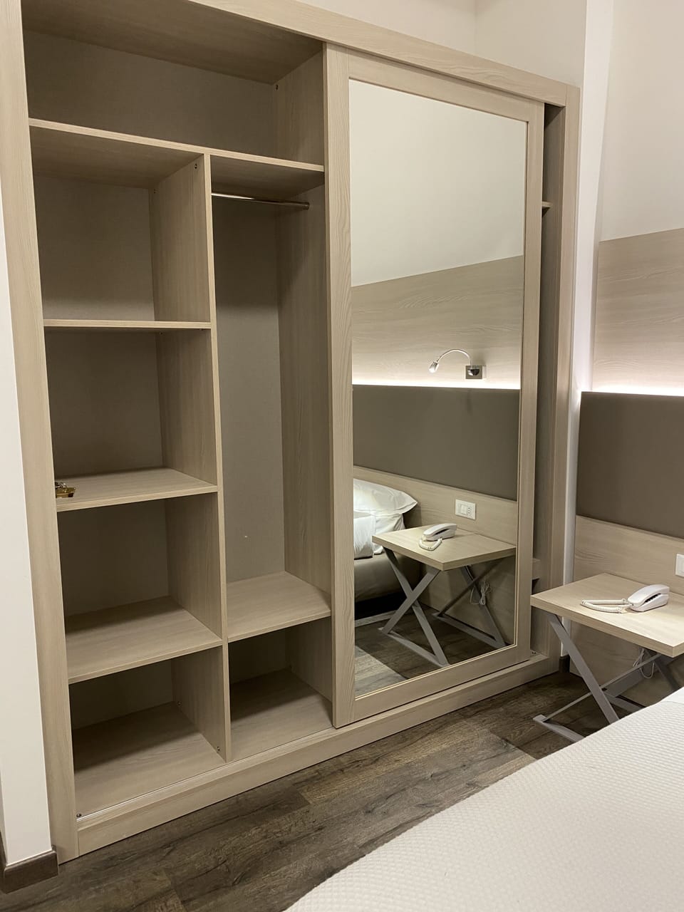 Deluxe Double or Twin Room | In-room safe, desk, blackout drapes, soundproofing