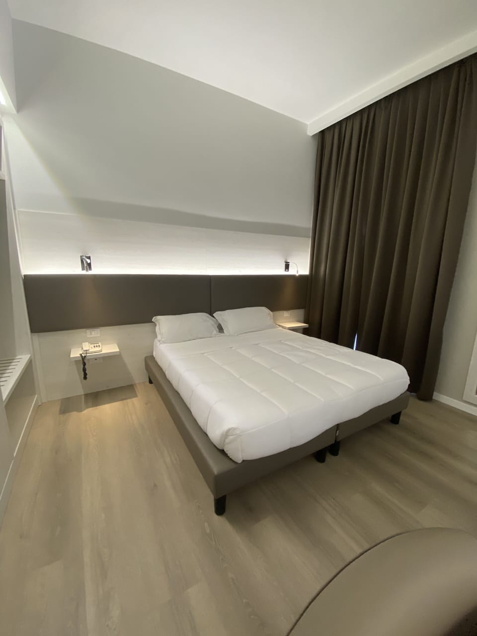 Deluxe Double or Twin Room | In-room safe, desk, blackout drapes, soundproofing