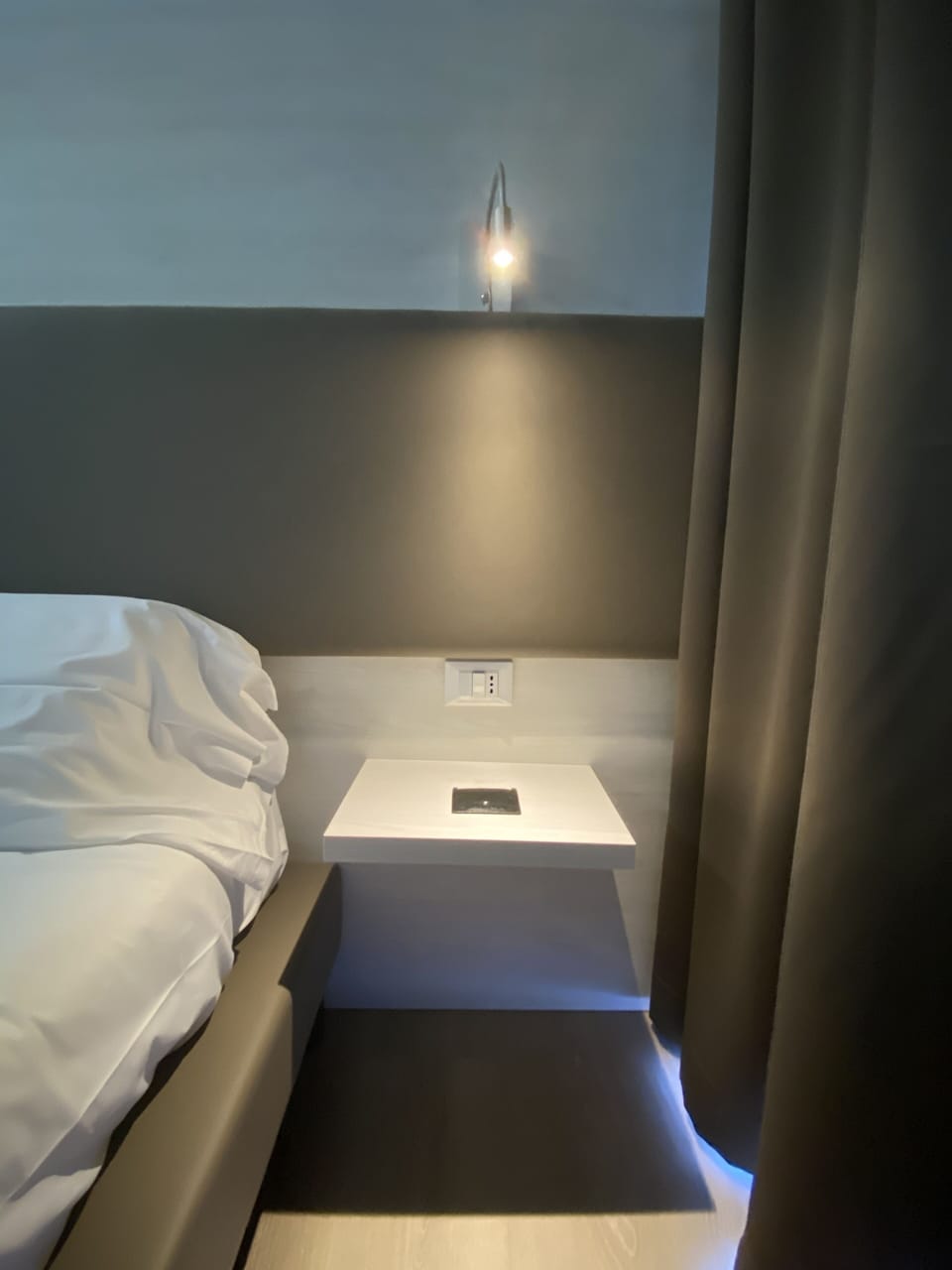 Deluxe Double or Twin Room | In-room safe, desk, blackout drapes, soundproofing