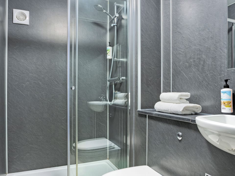 Bathroom | 68G Falcon&rsquo;s Reach - Illfracombe Retreats, Illfracombe