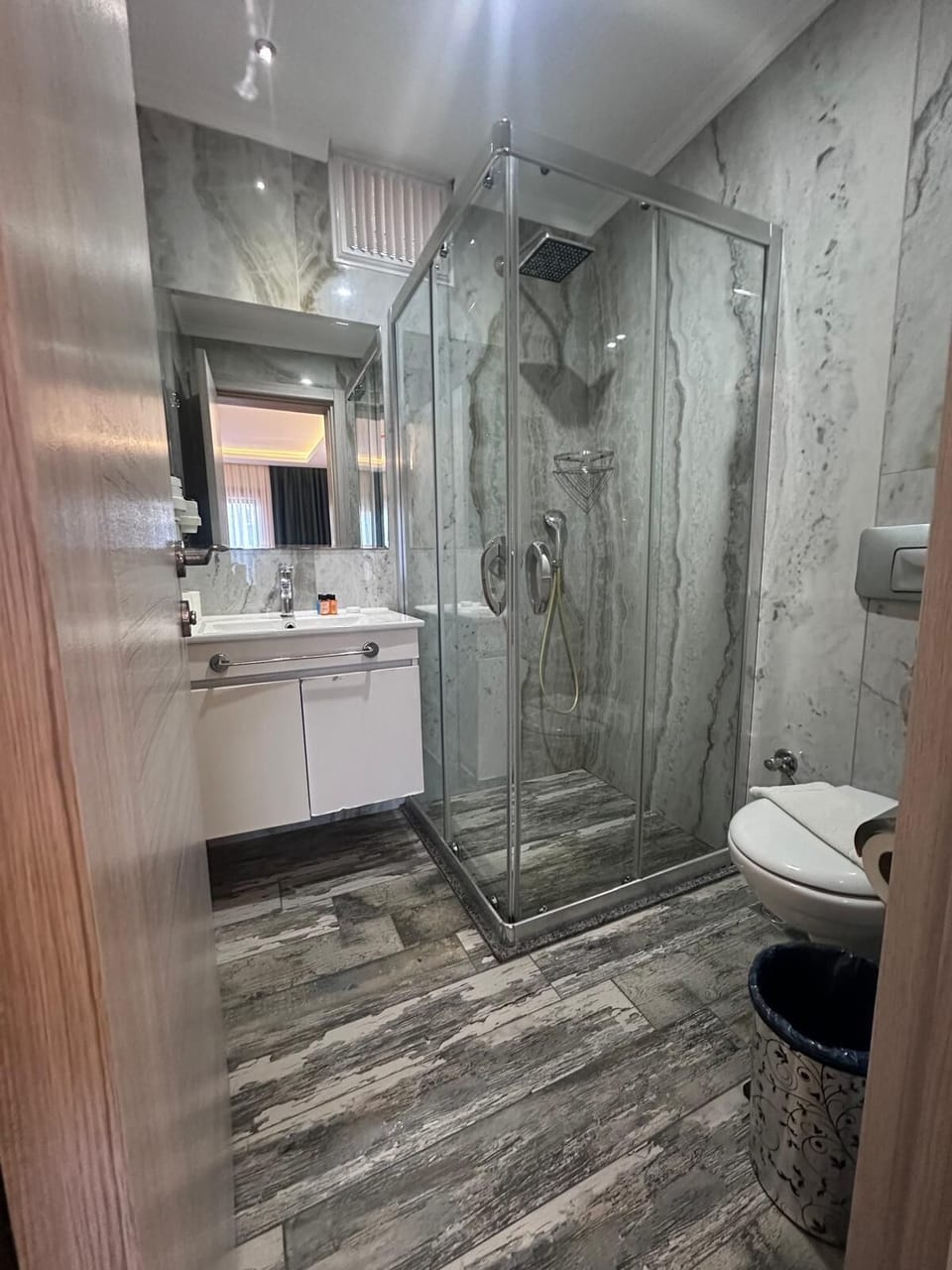 Deluxe Double Room | Bathroom | Shower, free toiletries, hair dryer, towels