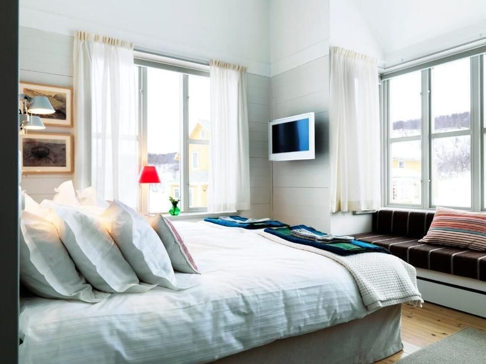 Deluxe Triple Room | In-room safe, desk, laptop workspace, blackout drapes