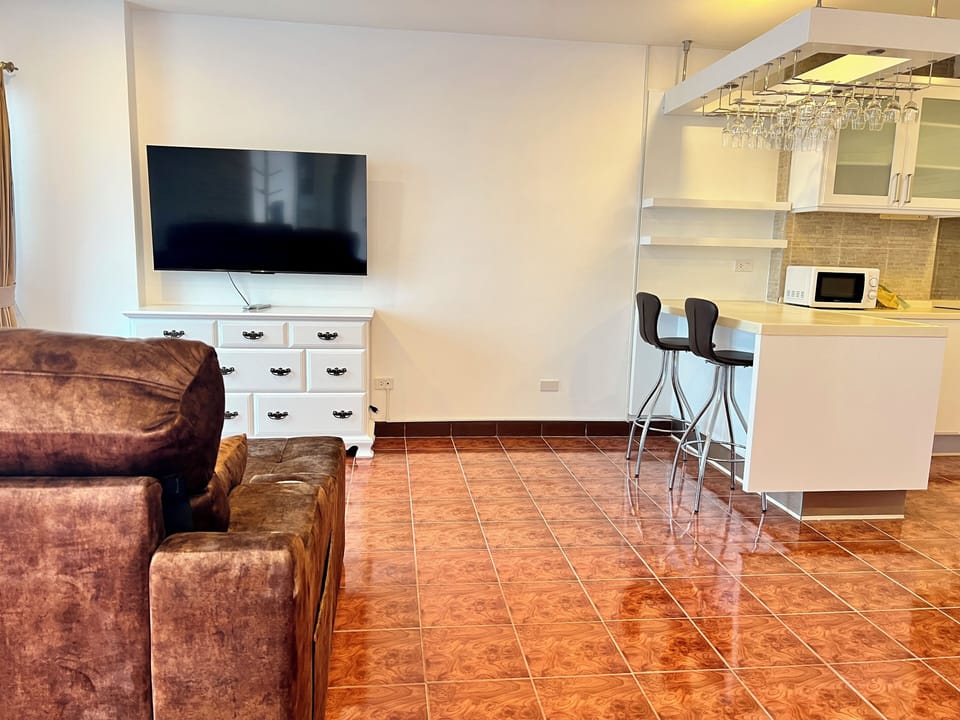Condo, 1 Bedroom, Smoking, Balcony | Living room