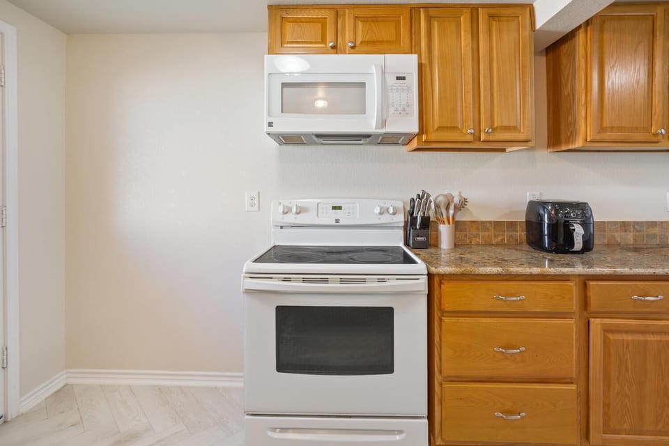 Premium Bungalow, Park View | Private kitchen | Microwave, oven, cookware/dishes/utensils