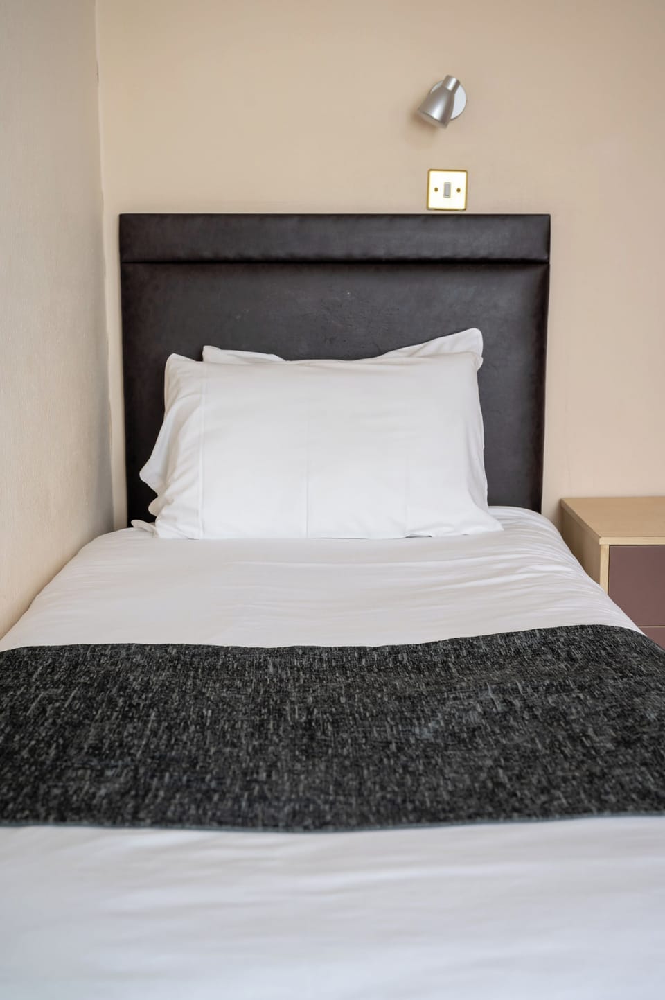 Twin Room | Desk, free WiFi, bed sheets