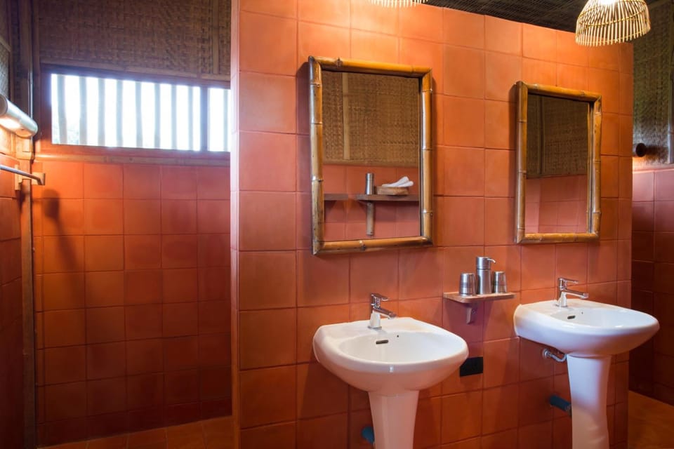 Shower, rainfall showerhead, free toiletries, hair dryer