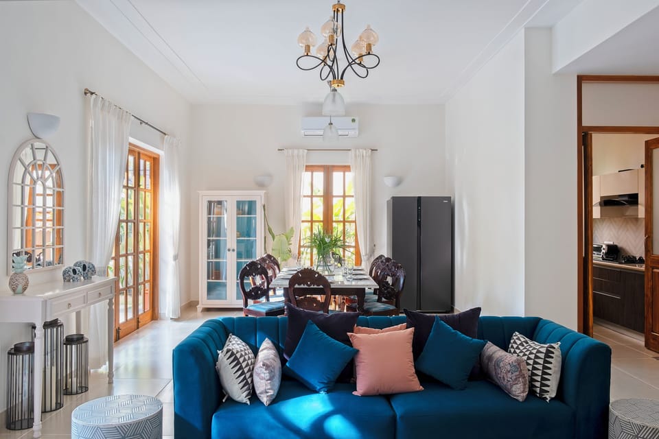 Deluxe Villa, Balcony, Pool View | Living area