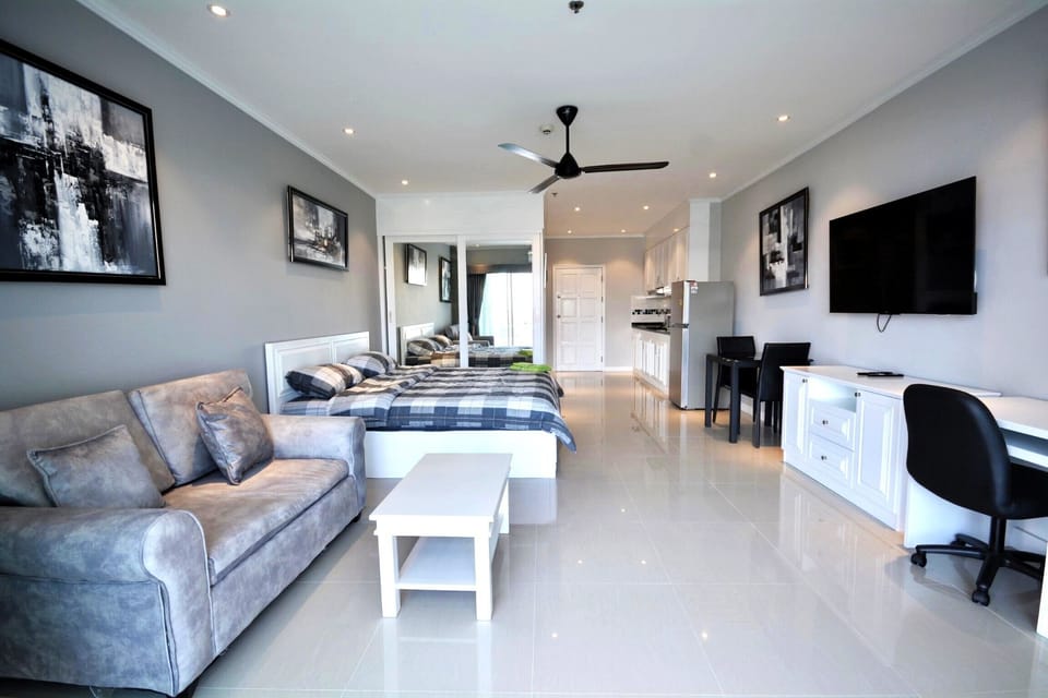 Apartment, 1 Bedroom, Smoking, Balcony | Living room