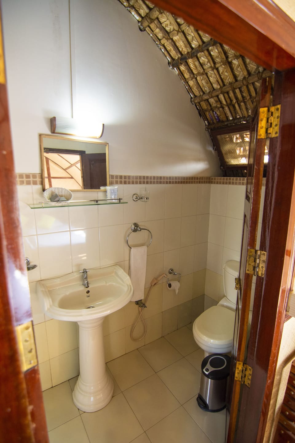 Shower, rainfall showerhead, free toiletries, bathrobes