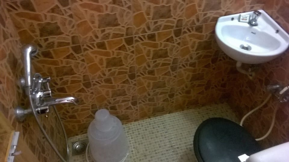 AC Double Room | Bathroom | Shower, free toiletries, towels
