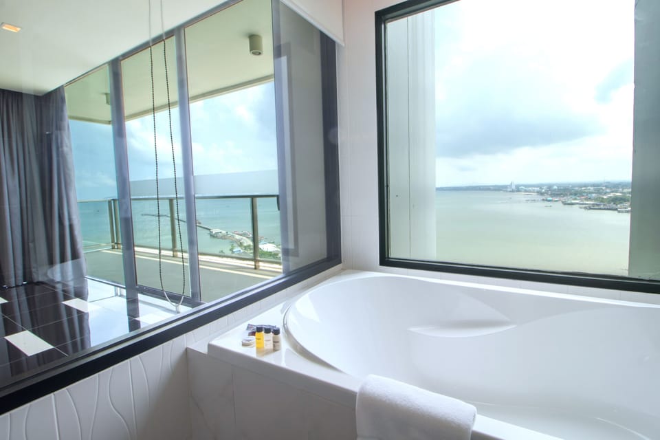 1-Bedroom Oceanfront Suite | Bathroom | Separate tub and shower, designer toiletries, hair dryer, bathrobes
