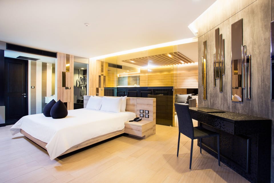 1-Bedroom Oceanfront Suite | Minibar, in-room safe, desk, free WiFi