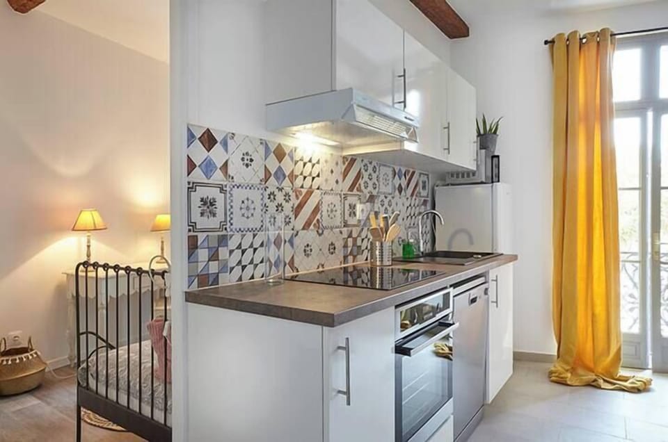 Deluxe Apartment, City View | Private kitchen | Toaster, freezer