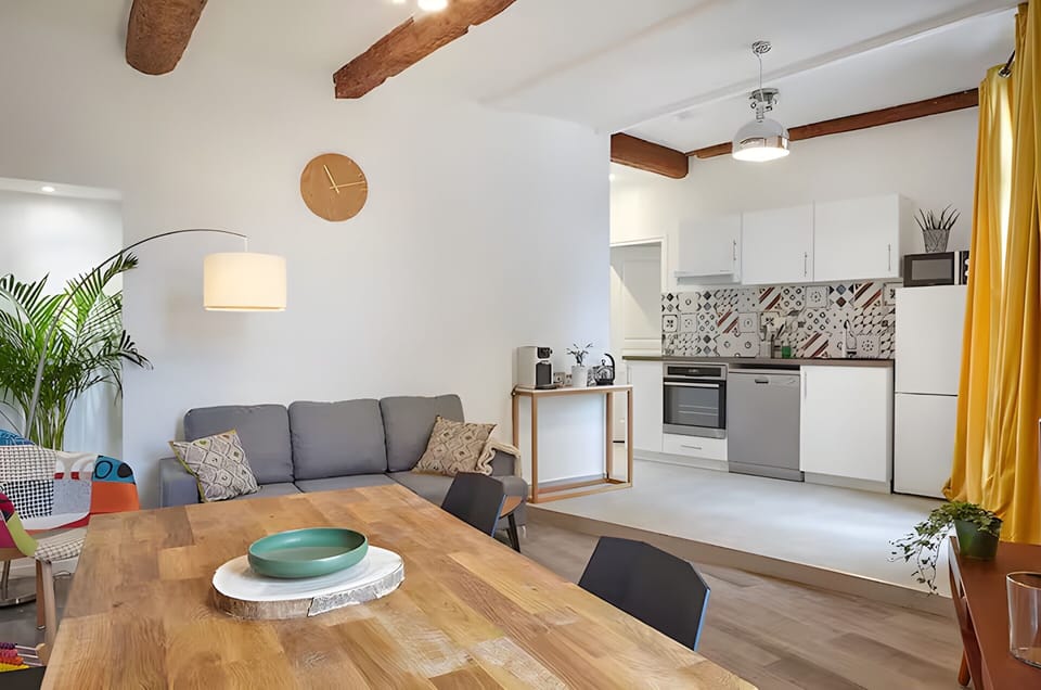 Deluxe Apartment, City View | Living area