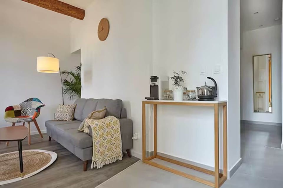 Deluxe Apartment, City View | Living area
