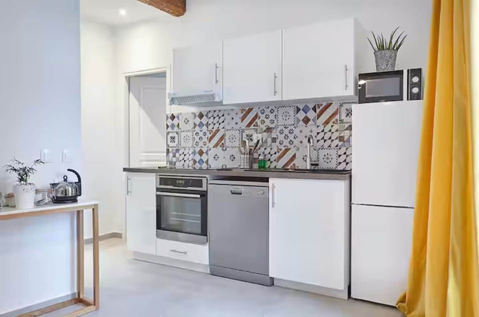 Deluxe Apartment, City View | Private kitchen | Toaster, freezer