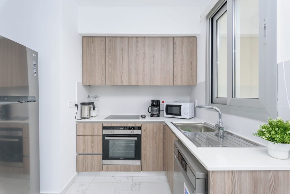 Apartment, City View | Private kitchen | Coffee/tea maker, full-size fridge, microwave, oven