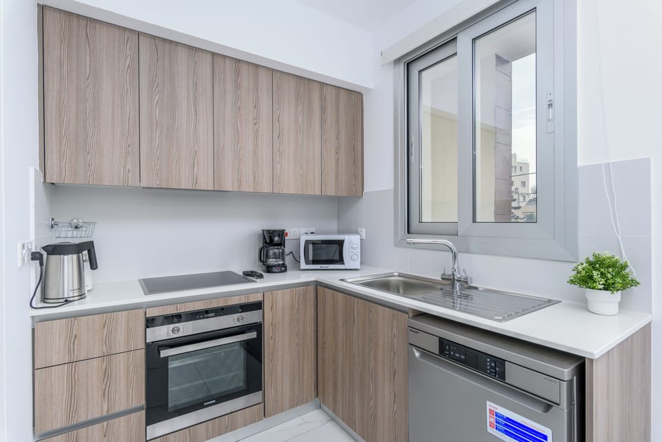 Apartment, City View | Private kitchen | Coffee/tea maker, full-size fridge, microwave, oven