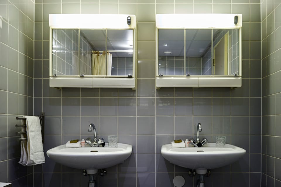 Family Room | Bathroom | Shower, free toiletries, towels