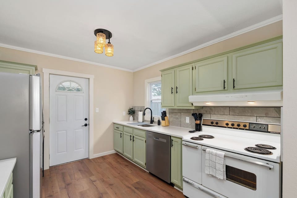 Cook, dine & feel at home! This stylish kitchen is fully equipped and ready for your delicious moments. Book your stay & start sizzling! 👨‍🍳