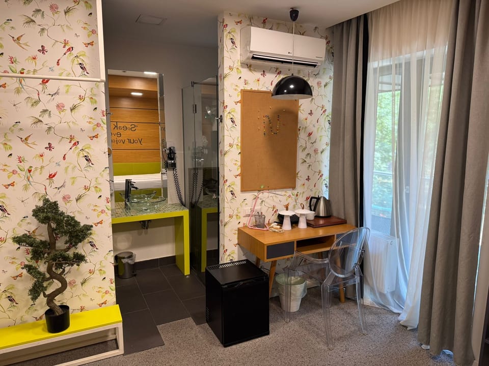 In-room safe, soundproofing, iron/ironing board, free WiFi