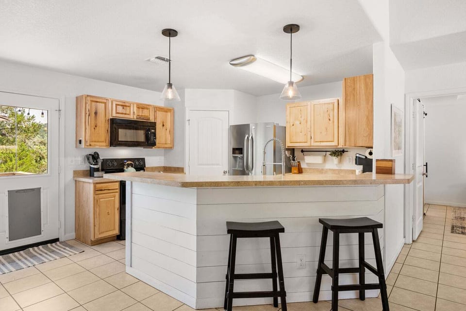 Kitchen + bar seating for 2
