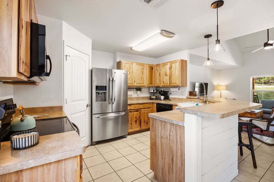 Fully-equipped kitchen + large refrigerator