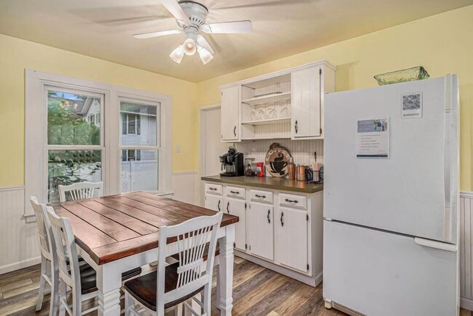 In kitchen dining adds an additional 6 seats